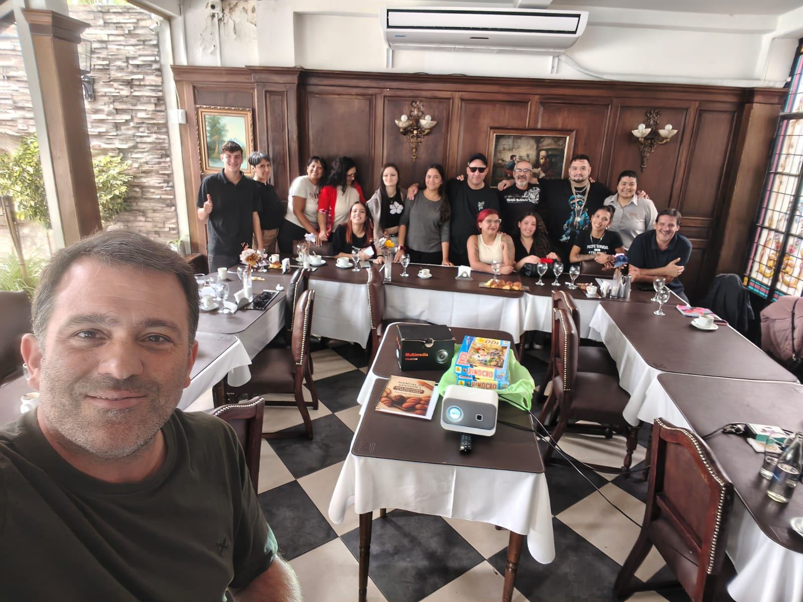 Equipo de trabajo con el manual de gestión durante una capacitación en Panadería Bs As